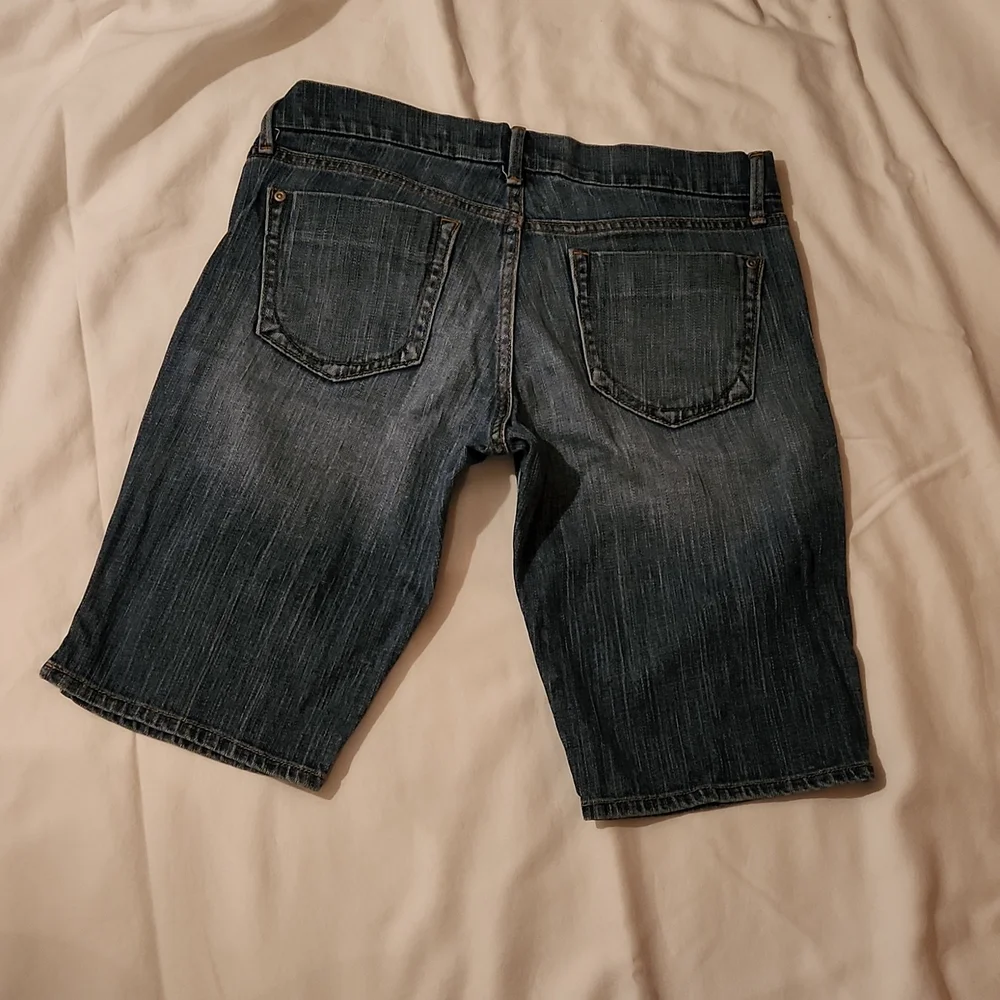 Old Navy Bermuda shorts, Size 6. - Picture 4 of 4